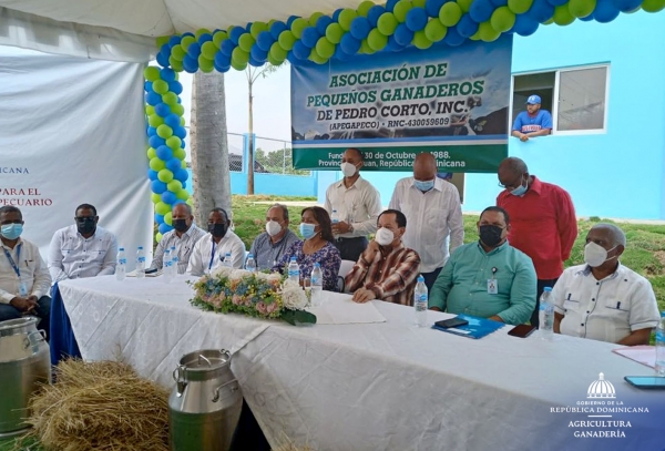 Ganadería y FEDA donan animales a productores de San Juan de la Maguama