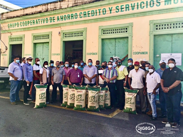 Ministerio de Agricultura entrega abono de pasto en Puerto Plata