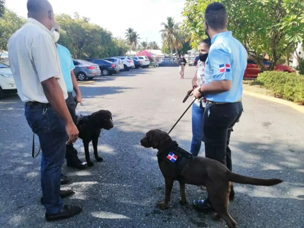 La OIRSA entrega dos unidades caninas a la Dirección General de Ganadería